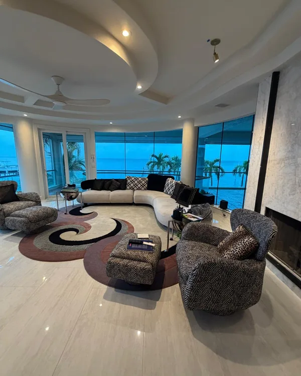 Salón reformado por Bastos Solutions Corp