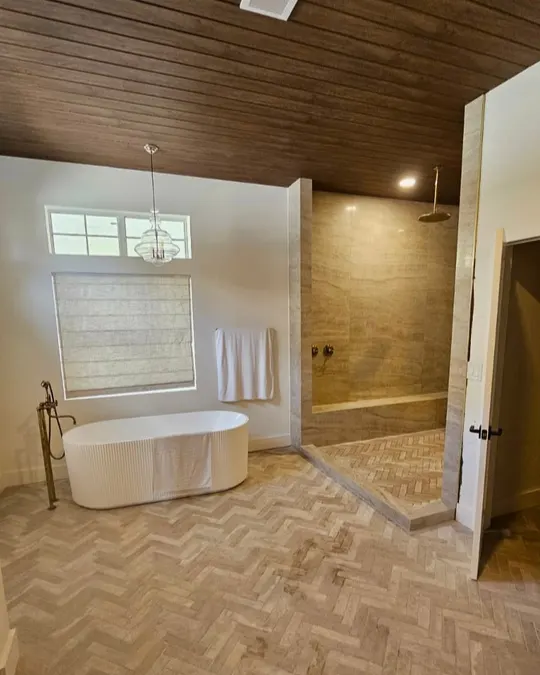 Después: Baño con bañera exenta y ducha walk-in