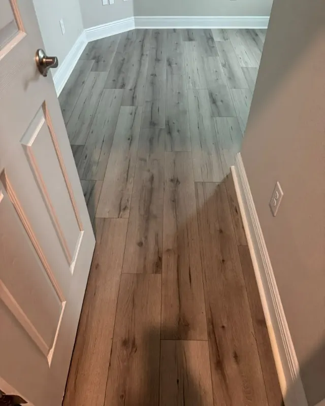Terminado: Suelos efecto madera en tonos grises y claros
