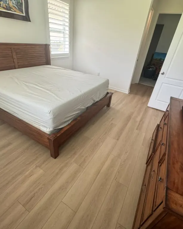 Terminado: Suelos claros efecto roble en dormitorios y pasillos