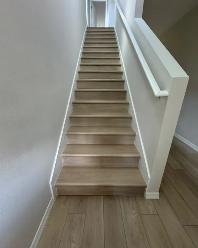 Terminado: Escaleras con peldaños de lamas