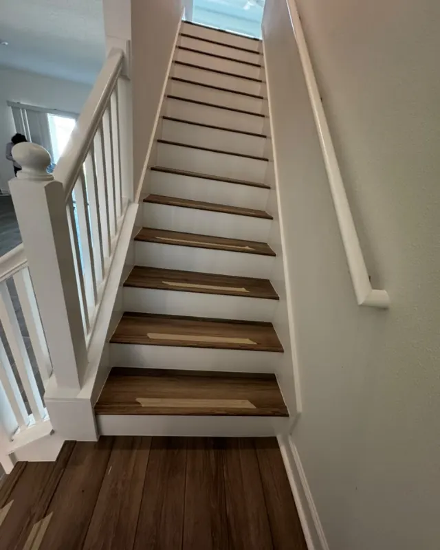 Terminado: Escaleras con peldaños de lamas