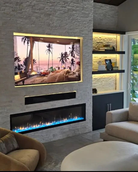 Después: Salón con chimenea y pared de TV en piedra